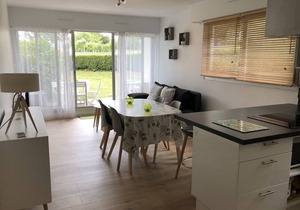 Beautiful 2-bedroom apartment, tastefully decorated, located in a residence facing.