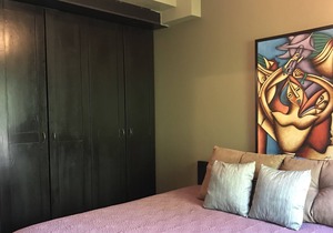 Beautiful 2 bedroom condo walking distance to the beach