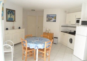 Beautiful air-conditioned 2-room apartment near the beach