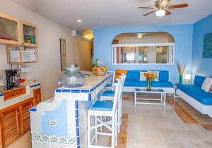 Beautiful beachside condo with Caribbean view! AC & WiFi included.