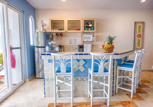Beautiful beachside condo with Caribbean view! AC & WiFi included.
