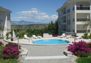 Beautiful Bright 3 Bed Home In Popular Sought After Private Gated Community