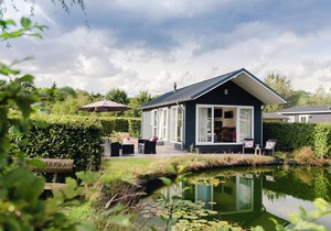 Beautiful chalet in a holiday park by a pond