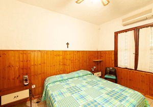 Beautiful cottage with atmospheric, well-kept garden, only 200 m from the sandy beach.