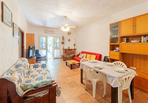 Beautiful cottage with atmospheric, well-kept garden, only 200 m from the sandy beach.