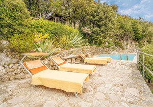Beautiful, elegant villa overlooking the valley around Poggio Catino.