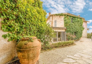 Beautiful, elegant villa overlooking the valley around Poggio Catino.
