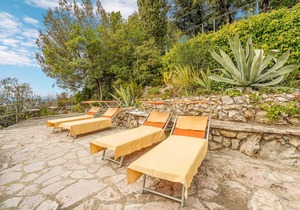 Beautiful, elegant villa overlooking the valley around Poggio Catino.