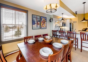 Beautiful Home w/Free WiFi, Fireplace, Private Washer/Dryer, and Shared Pool