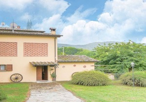 Beautiful Holiday Home with Swimming Pool in Monterchi