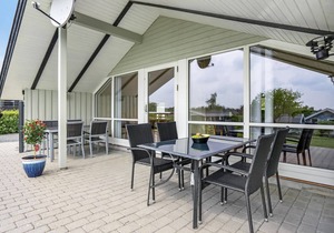 Beautiful home in Hejls with kitchen