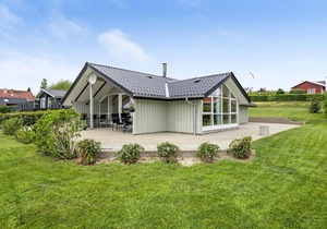 Beautiful home in Hejls with kitchen