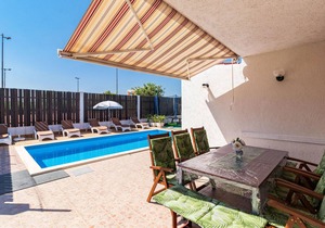 Beautiful home in Pomer with WiFi