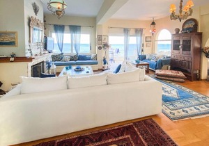 Beautiful home in Vrompousi Keratea w/ 3 Bedrooms
