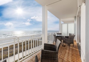 Beautifully located apartment right on the beach with balcony and great sea views