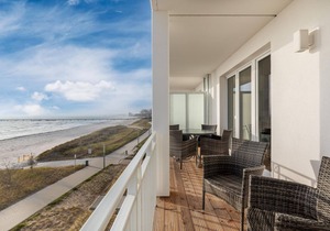 Beautifully located apartment right on the beach with balcony and great sea views