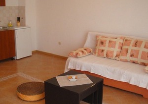 bedroom: double rooms; double bed; laminated wood flooring
