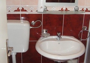 bedroom: double rooms; double bed; laminated wood flooring
