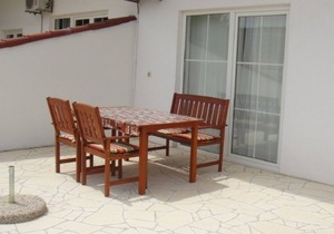 bedroom: double rooms; double bed; laminated wood flooring