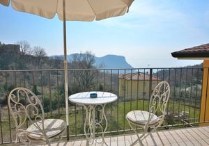 Blue Apartment in Marciaga di Costermano