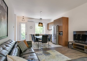 BLUE LILY - 4 bedrooms - sleeps 8