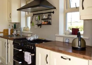 BLUEBELL COTTAGE, pet friendly in Spanish Point, County Clare