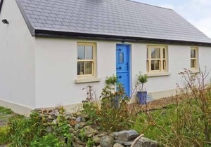 BLUEBELL COTTAGE, pet friendly in Spanish Point, County Clare