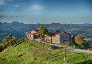 Borgo with mini pool in the Apennines, unspoiled nature, beautiful views