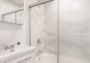 Bright, 4 Bedroom Apt. - Little Portugal