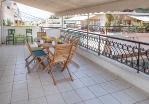 Bright and Sunny Penthouse in Petralona Area by GHH