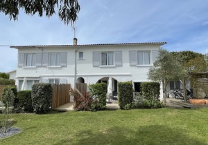 Bright apartment with private garden, 100 m from the sea