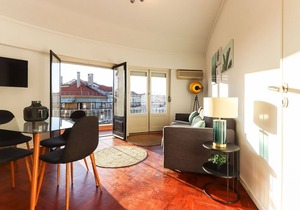 Bright apartment for 6 persons and well located. Close by Av. Liberdade.