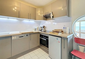 Bright apartment with elevator, balcony and free wifi in Granville