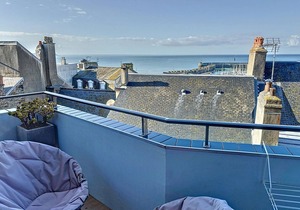 Bright apartment with elevator, balcony and free wifi in Granville