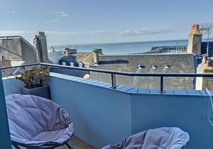 Bright apartment with elevator, balcony and free wifi in Granville