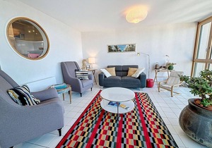 Bright apartment with elevator, balcony and free wifi in Granville