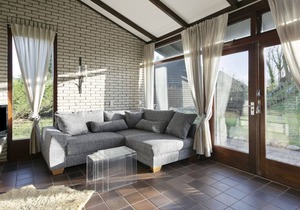 Bright rustic furnished holiday home with natural garden