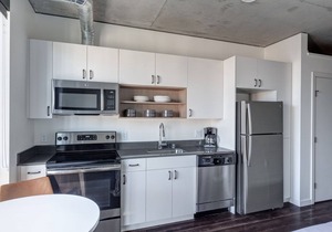 Bright South Lake Union Studio w/Gym, W/D, walk to bars, by Blueground