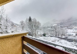 Bright T2 Apartment with Private Parking, Sleeps 4, Balcony, Near Ski Lifts
