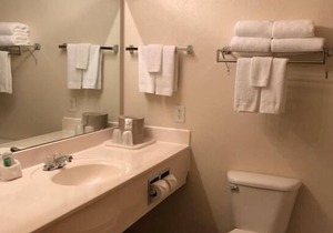 Budget-Friendly Stay in GuestHouse Kelso Longview! 3 Great Units, Free Parking