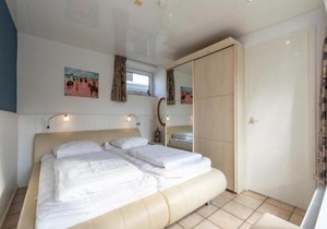 Bungalow in Sint Maartenszee near Beach