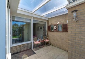 Bungalow in Sint Maartenszee near Beach