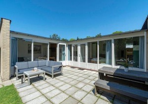 Bungalow in Sint Maartenszee near Beach