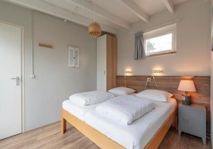 Bungalow in Sint Maartenszee near Beach