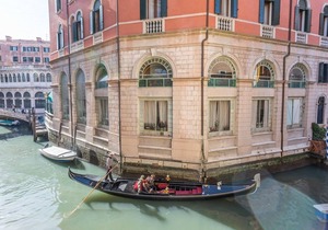 Ca 'dell'Affresco close to Saint-Mark's square and Rialto Bridge!