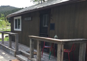 Cabin with Kitchenette sleeps up to 4. 22 miles from ski resorts.