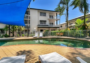 Cairns Reef Apartments & Motel