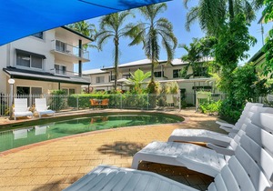 Cairns Reef Apartments & Motel