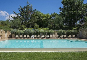 Casa Bonannia D: A bright one-story apartment in the characteristic style of the Tuscan countryside.