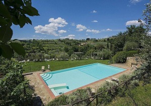 Casa Bonannia P: A bright two-story apartment in the characteristic style of the Tuscan countryside.